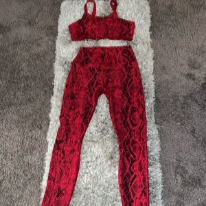 Alo set vapor leggings and matching sports bra